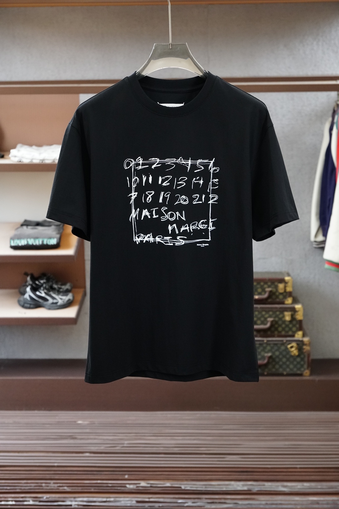 马吉拉/SS26春夏新品小胸前字母印花短袖T恤设计彰显品牌辨识度，采用高支数高密度80支双股丝光棉，上身