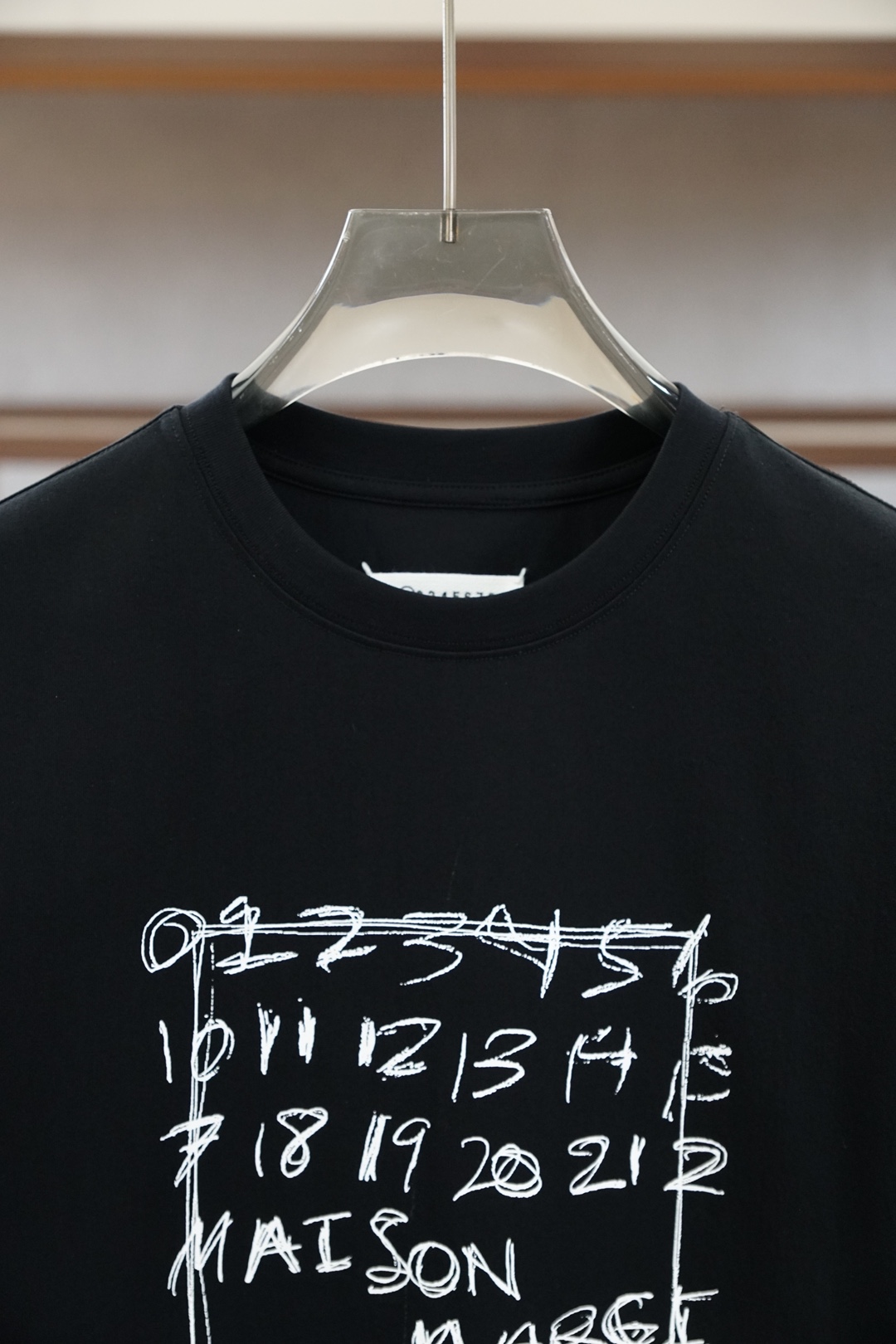 马吉拉/SS26春夏新品小胸前字母印花短袖T恤设计彰显品牌辨识度，采用高支数高密度80支双股丝光棉，上身