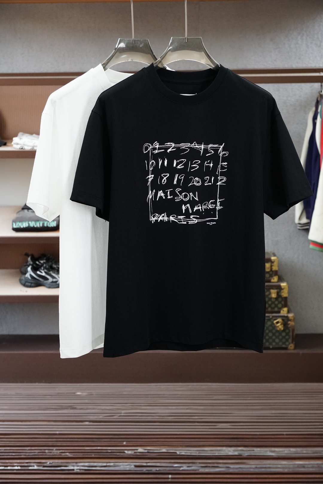 马吉拉/SS26春夏新品小胸前字母印花短袖T恤设计彰显品牌辨识度，采用高支数高密度80支双股丝光棉，上身