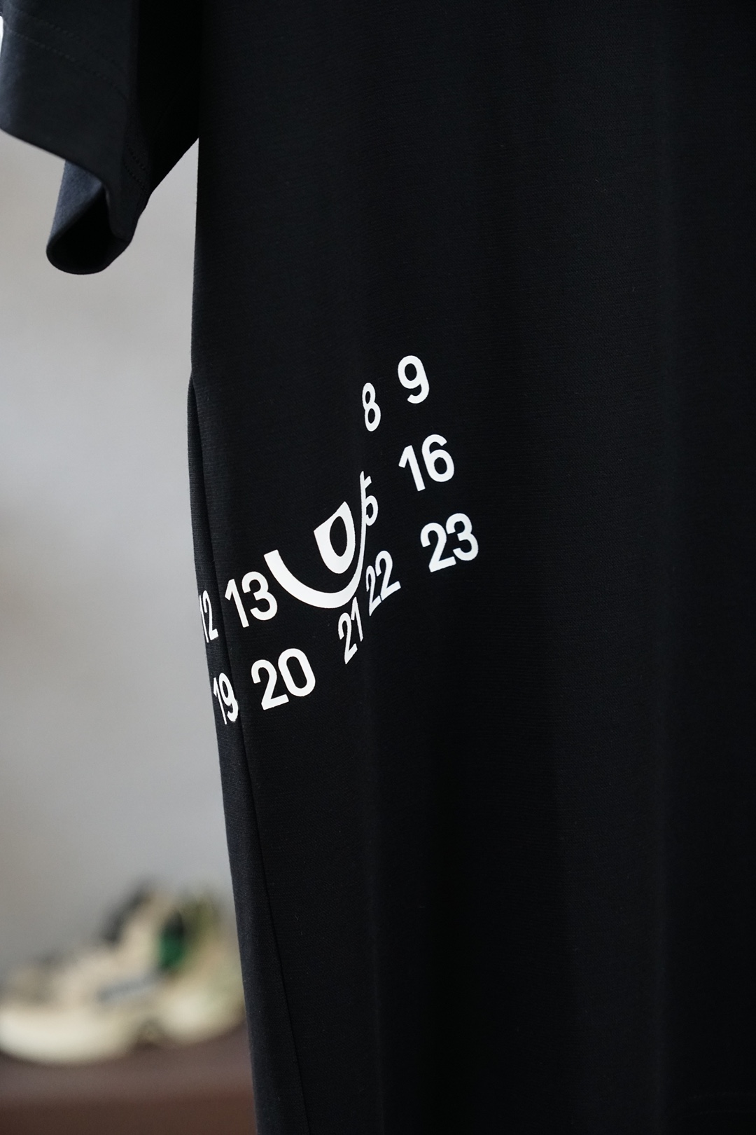 马吉拉/SS26春夏新品左侧字母印花短袖T恤设计彰显品牌辨识度，采用高支数高密度80支双股丝光棉，上身舒