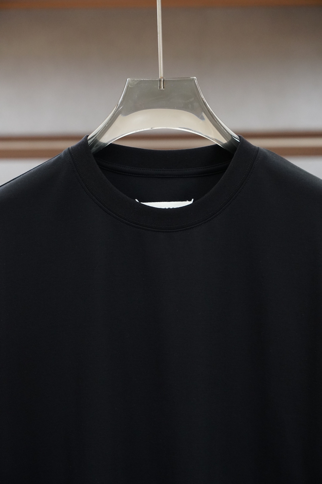 马吉拉/SS26春夏新品左侧字母印花短袖T恤设计彰显品牌辨识度，采用高支数高密度80支双股丝光棉，上身舒