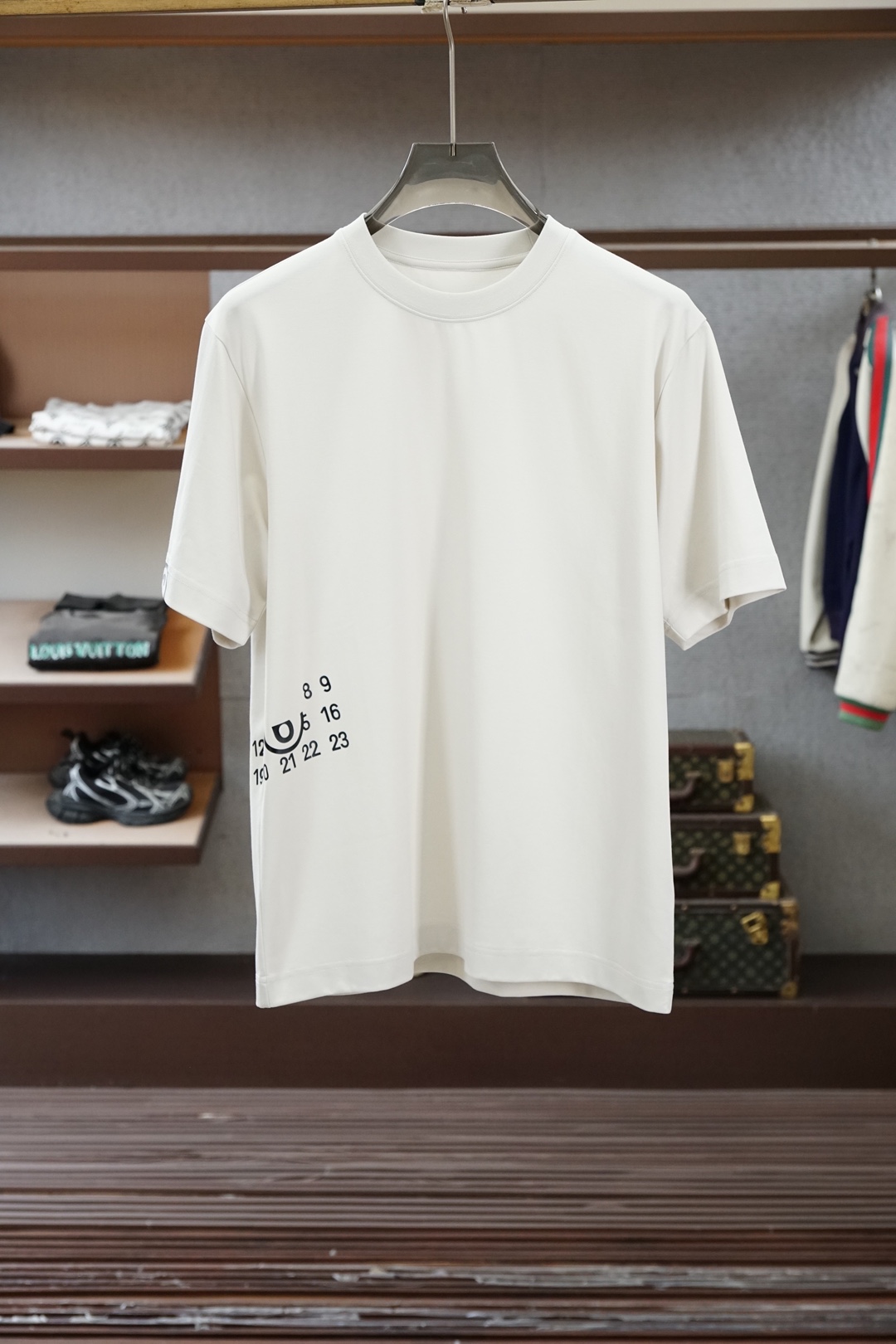 马吉拉/SS26春夏新品左侧字母印花短袖T恤设计彰显品牌辨识度，采用高支数高密度80支双股丝光棉，上身舒