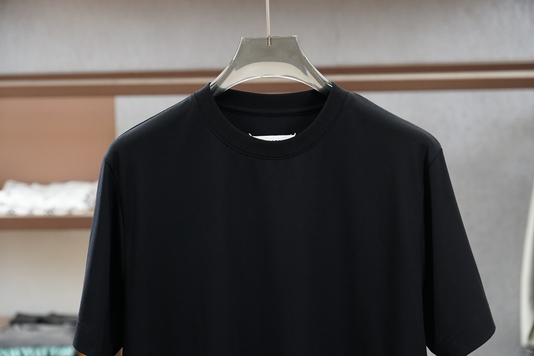 马吉拉/SS26春夏新品左侧字母印花短袖T恤设计彰显品牌辨识度，采用高支数高密度80支双股丝光棉，上身舒
