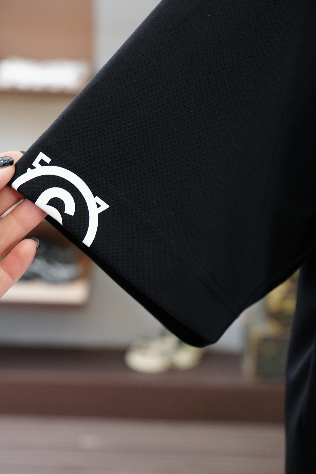 马吉拉/SS26春夏新品左侧字母印花短袖T恤设计彰显品牌辨识度，采用高支数高密度80支双股丝光棉，上身舒