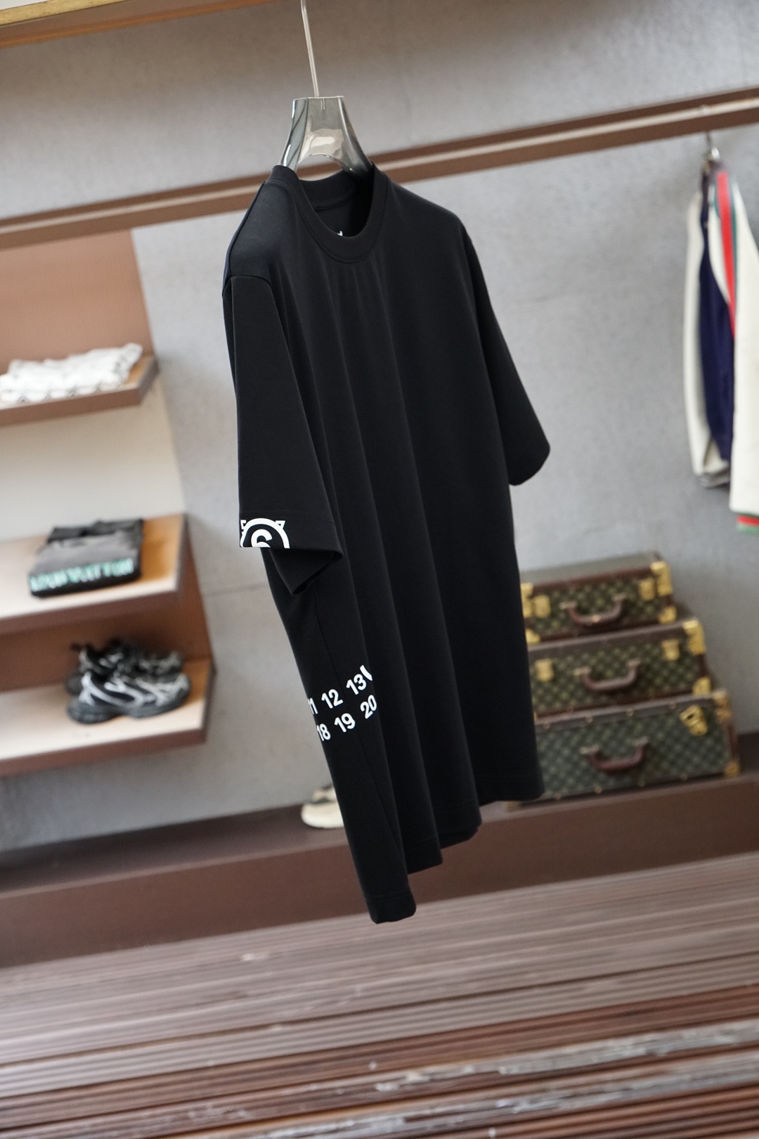 马吉拉/SS26春夏新品左侧字母印花短袖T恤设计彰显品牌辨识度，采用高支数高密度80支双股丝光棉，上身舒