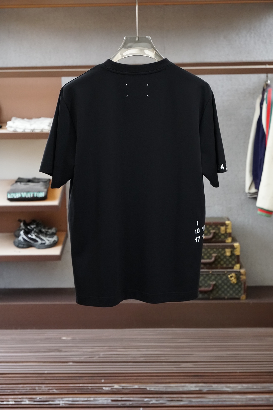 马吉拉/SS26春夏新品左侧字母印花短袖T恤设计彰显品牌辨识度，采用高支数高密度80支双股丝光棉，上身舒