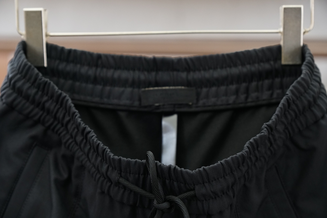 Prada普拉达2026早春直筒工装裤🌟🌟男士精品休闲裤.意大利🇮🇹进口面料，最新款上身版型无敌正!绝对