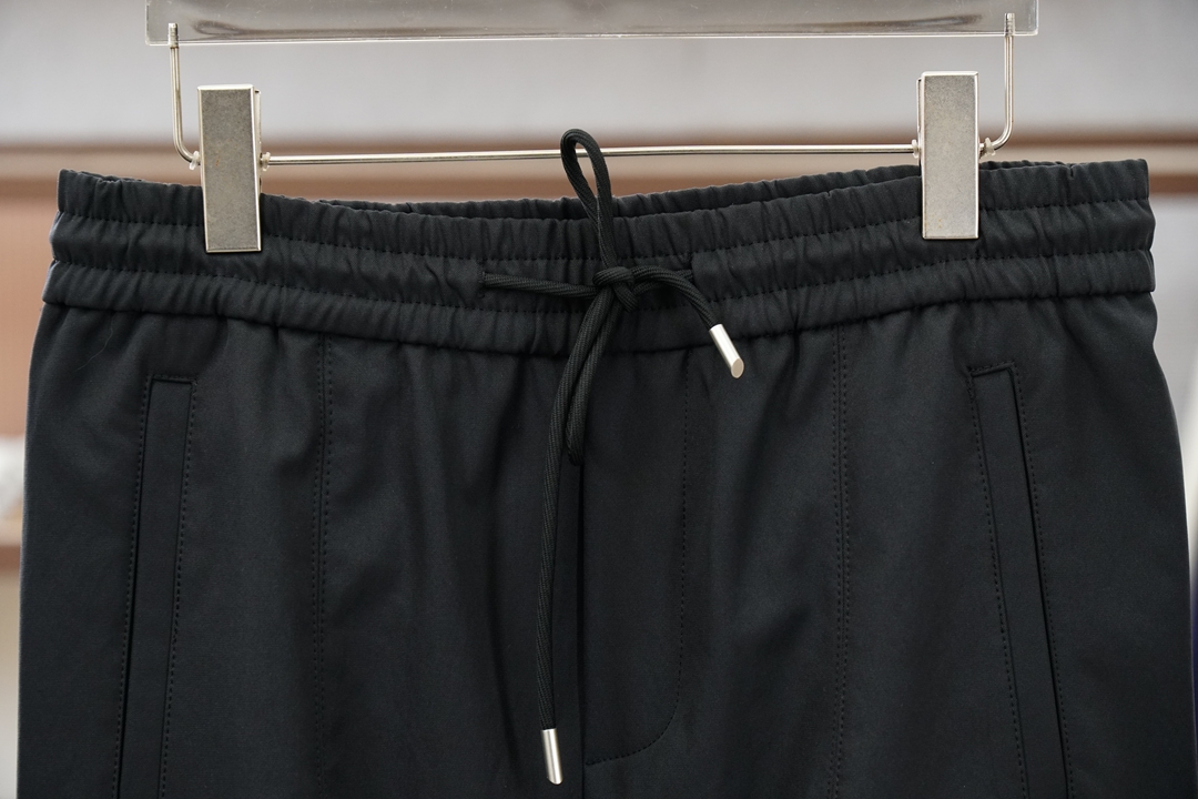 Prada普拉达2026早春直筒工装裤🌟🌟男士精品休闲裤.意大利🇮🇹进口面料，最新款上身版型无敌正!绝对