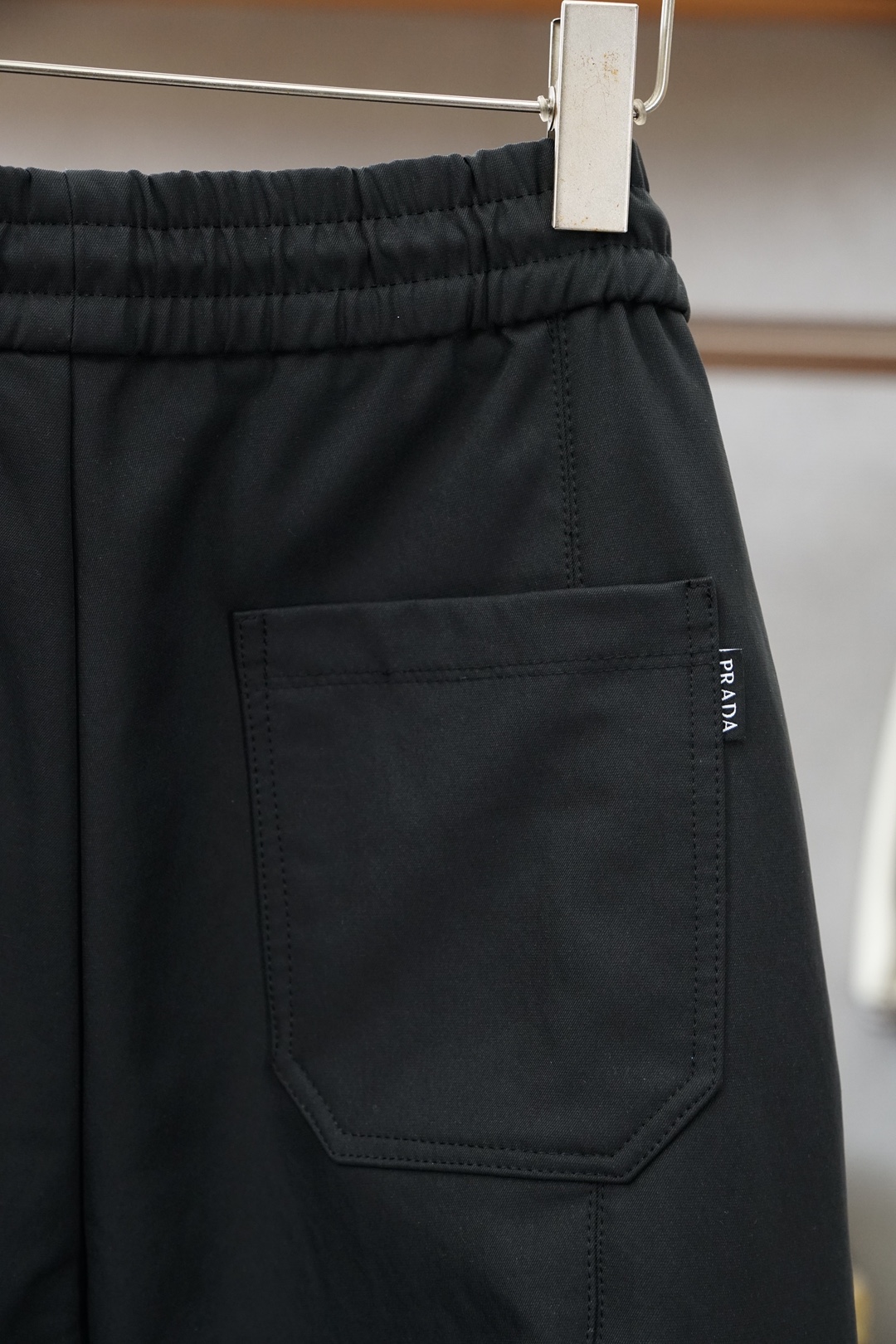 Prada普拉达2026早春直筒工装裤🌟🌟男士精品休闲裤.意大利🇮🇹进口面料，最新款上身版型无敌正!绝对