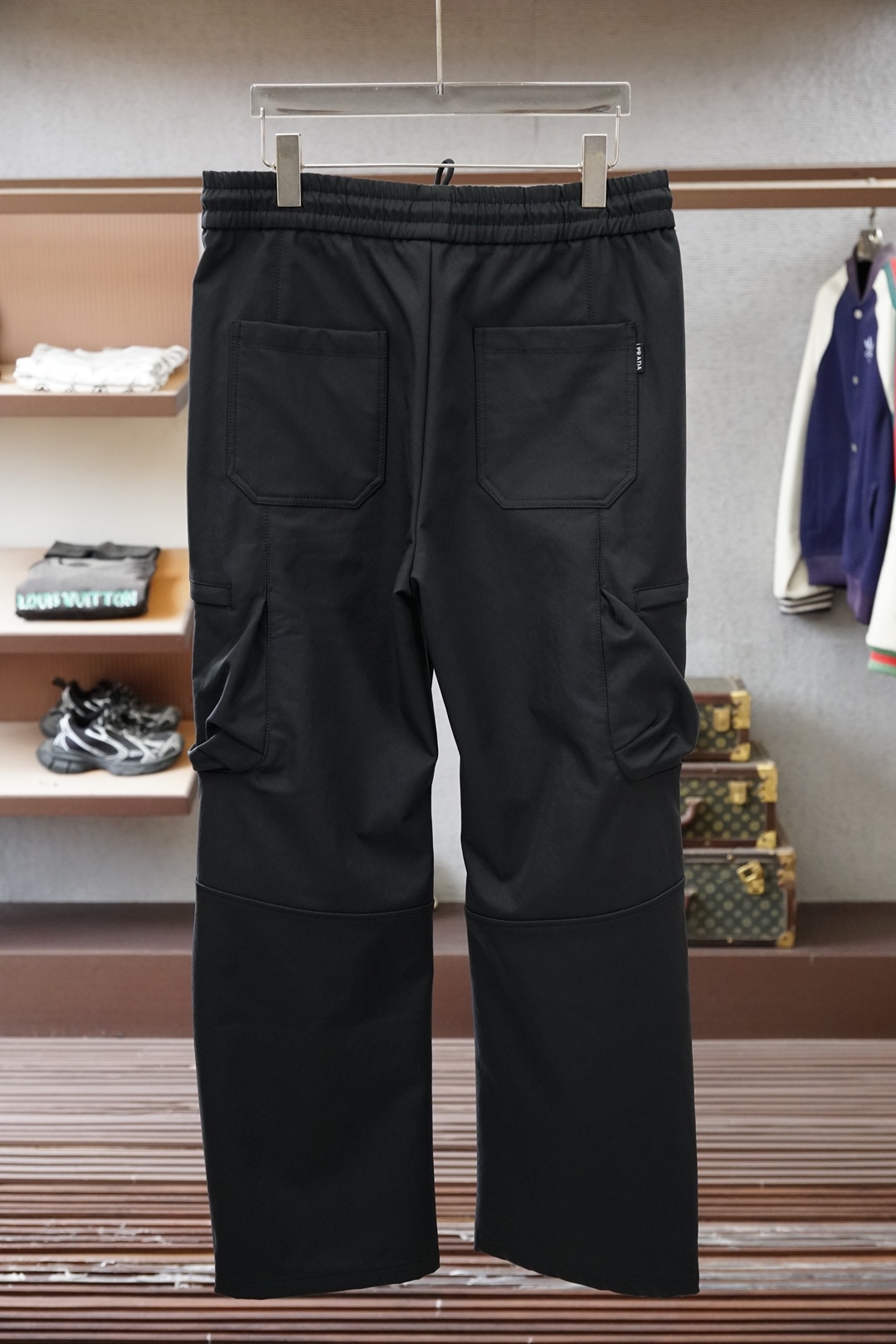 Prada普拉达2026早春直筒工装裤🌟🌟男士精品休闲裤.意大利🇮🇹进口面料，最新款上身版型无敌正!绝对