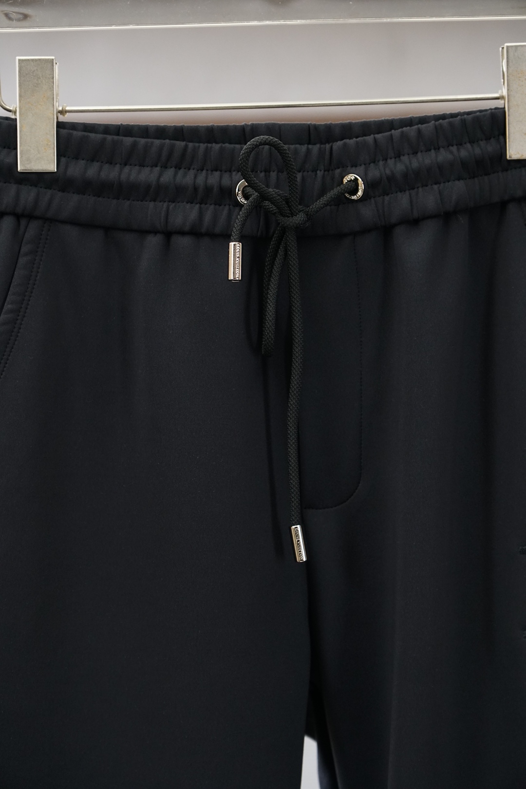 Lv-2026早春直筒裤🌟🌟男士精品休闲裤.意大利🇮🇹进口面料，最新款上身版型无敌正!绝对可以闭眼收的一