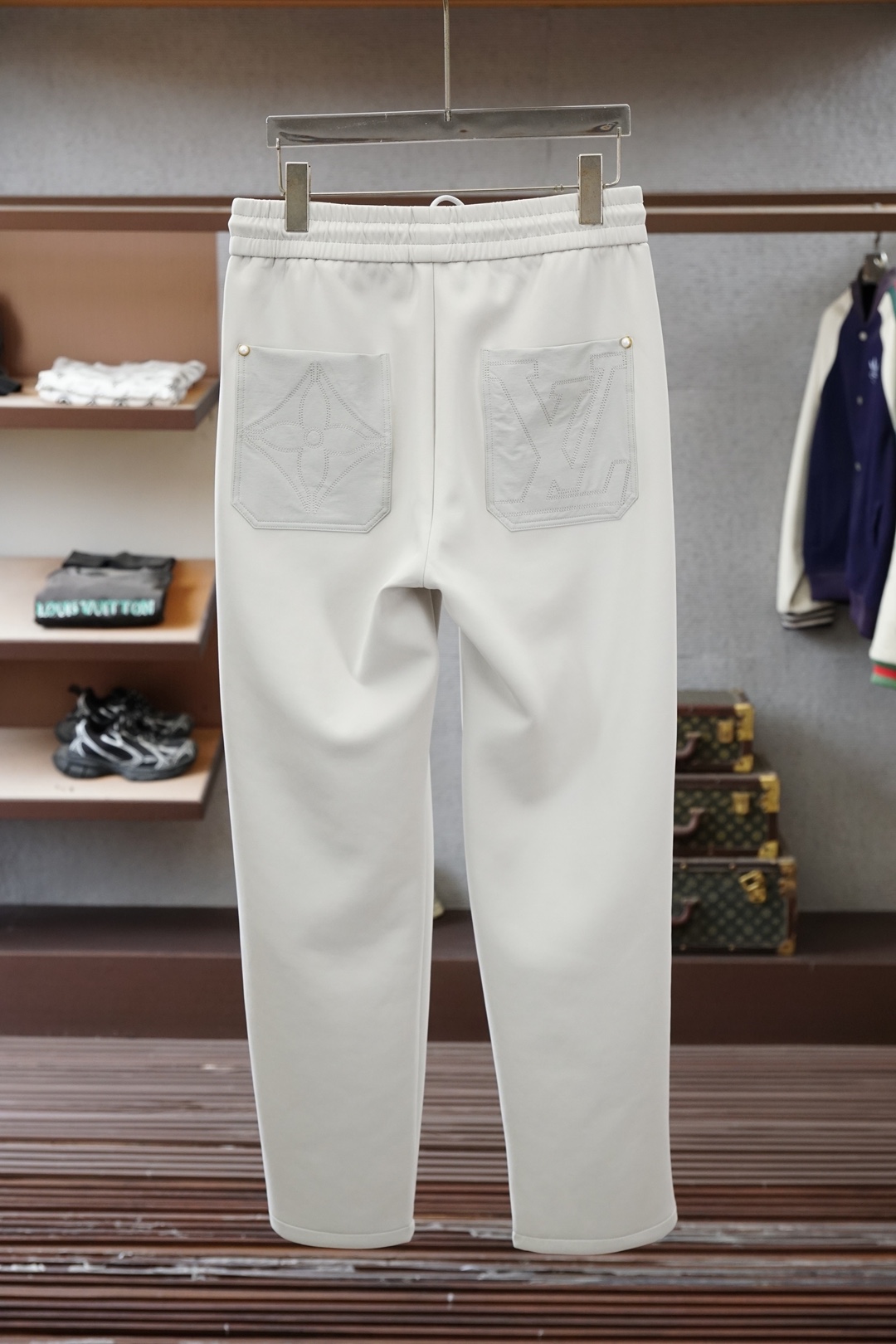 Lv-2026早春直筒裤🌟🌟男士精品休闲裤.意大利🇮🇹进口面料，最新款上身版型无敌正!绝对可以闭眼收的一