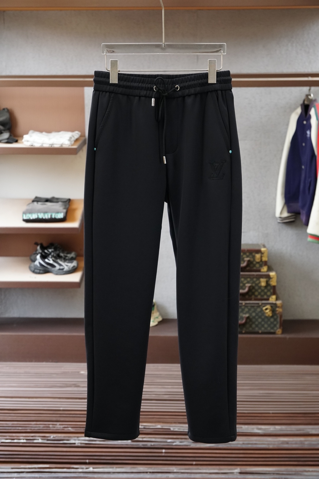 Lv-2026早春直筒裤🌟🌟男士精品休闲裤.意大利🇮🇹进口面料，最新款上身版型无敌正!绝对可以闭眼收的一