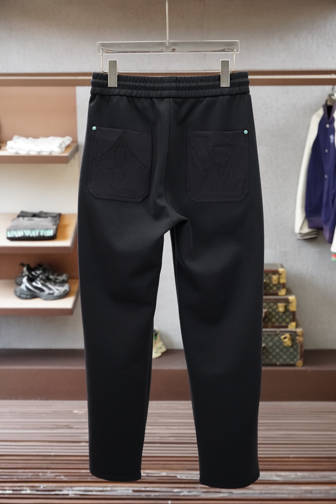 Lv-2026早春直筒裤🌟🌟男士精品休闲裤.意大利🇮🇹进口面料，最新款上身版型无敌正!绝对可以闭眼收的一