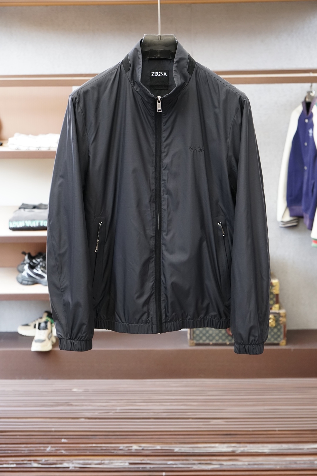 杰尼亚，2026ss春季新款夹克商务休闲立领外套全高端版本！高定专柜面料辅料，透气舒适度高，细节无可挑剔