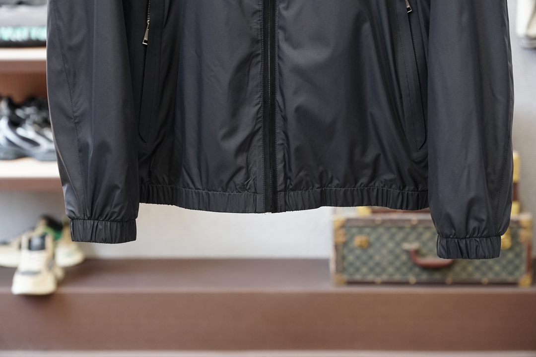 杰尼亚，2026ss春季新款夹克商务休闲立领外套全高端版本！高定专柜面料辅料，透气舒适度高，细节无可挑剔