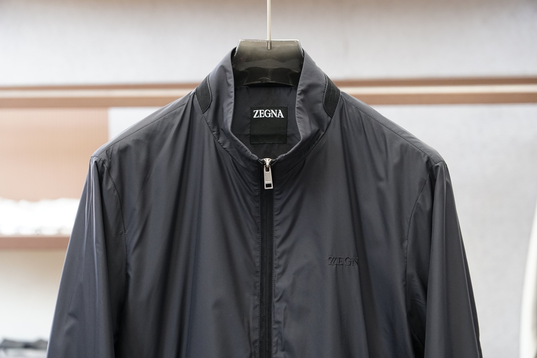 杰尼亚，2026ss春季新款夹克商务休闲立领外套全高端版本！高定专柜面料辅料，透气舒适度高，细节无可挑剔