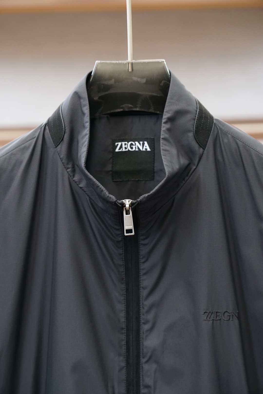 杰尼亚，2026ss春季新款夹克商务休闲立领外套全高端版本！高定专柜面料辅料，透气舒适度高，细节无可挑剔