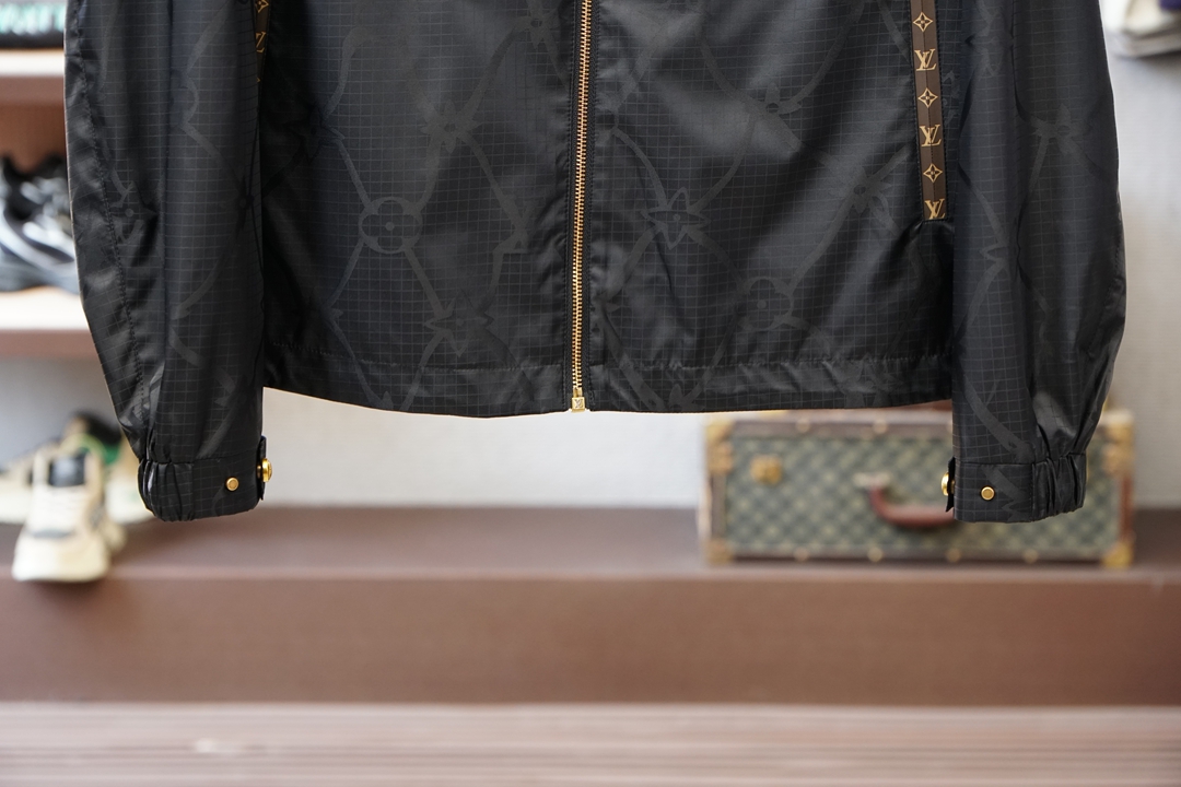 Lv 2026ss春季新款夹克连帽外套，外层暗纹定制Logo内里经典图案，YKK五金全高端版本！高定专柜