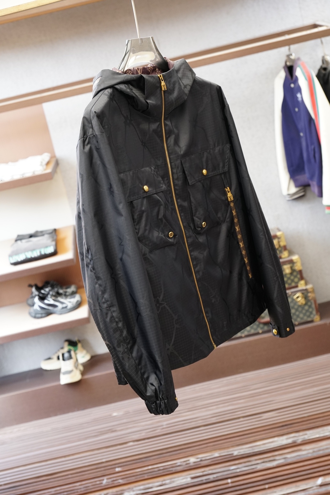 Lv 2026ss春季新款夹克连帽外套，外层暗纹定制Logo内里经典图案，YKK五金全高端版本！高定专柜