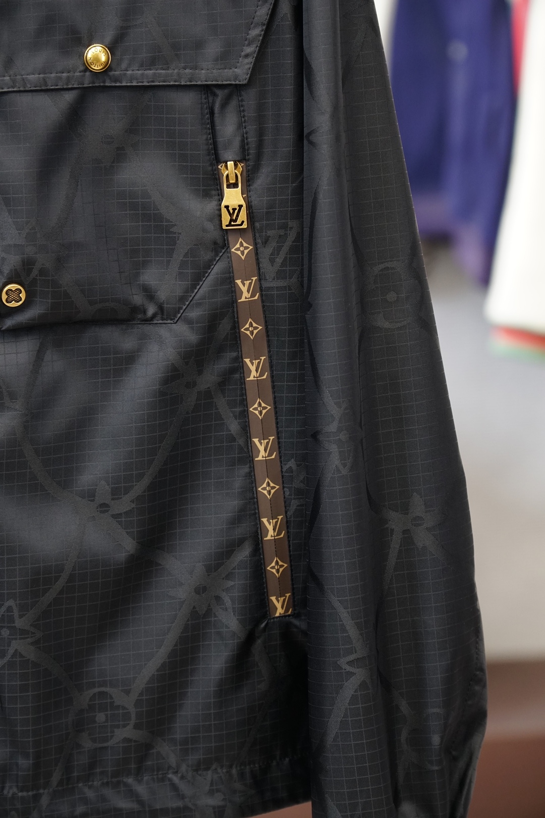 Lv 2026ss春季新款夹克连帽外套，外层暗纹定制Logo内里经典图案，YKK五金全高端版本！高定专柜