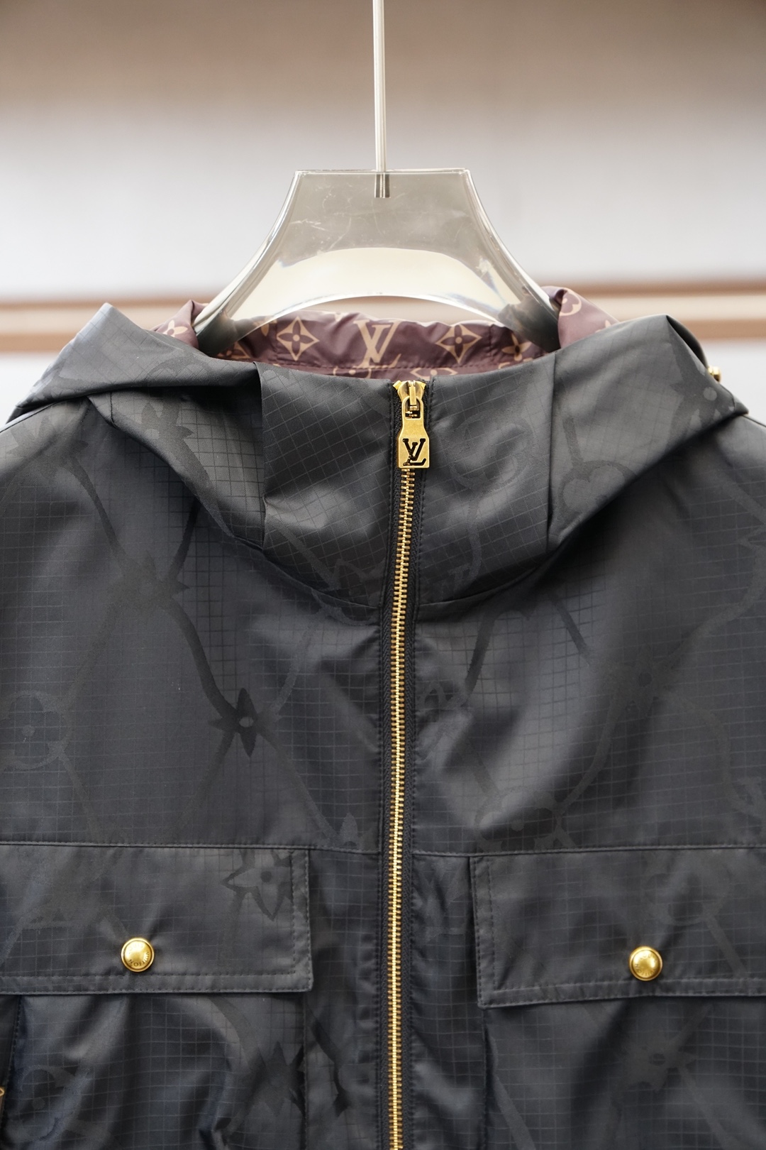 Lv 2026ss春季新款夹克连帽外套，外层暗纹定制Logo内里经典图案，YKK五金全高端版本！高定专柜