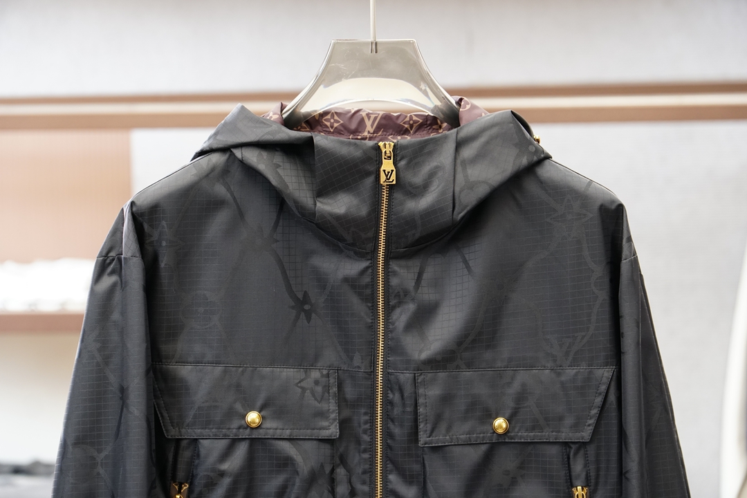 Lv 2026ss春季新款夹克连帽外套，外层暗纹定制Logo内里经典图案，YKK五金全高端版本！高定专柜