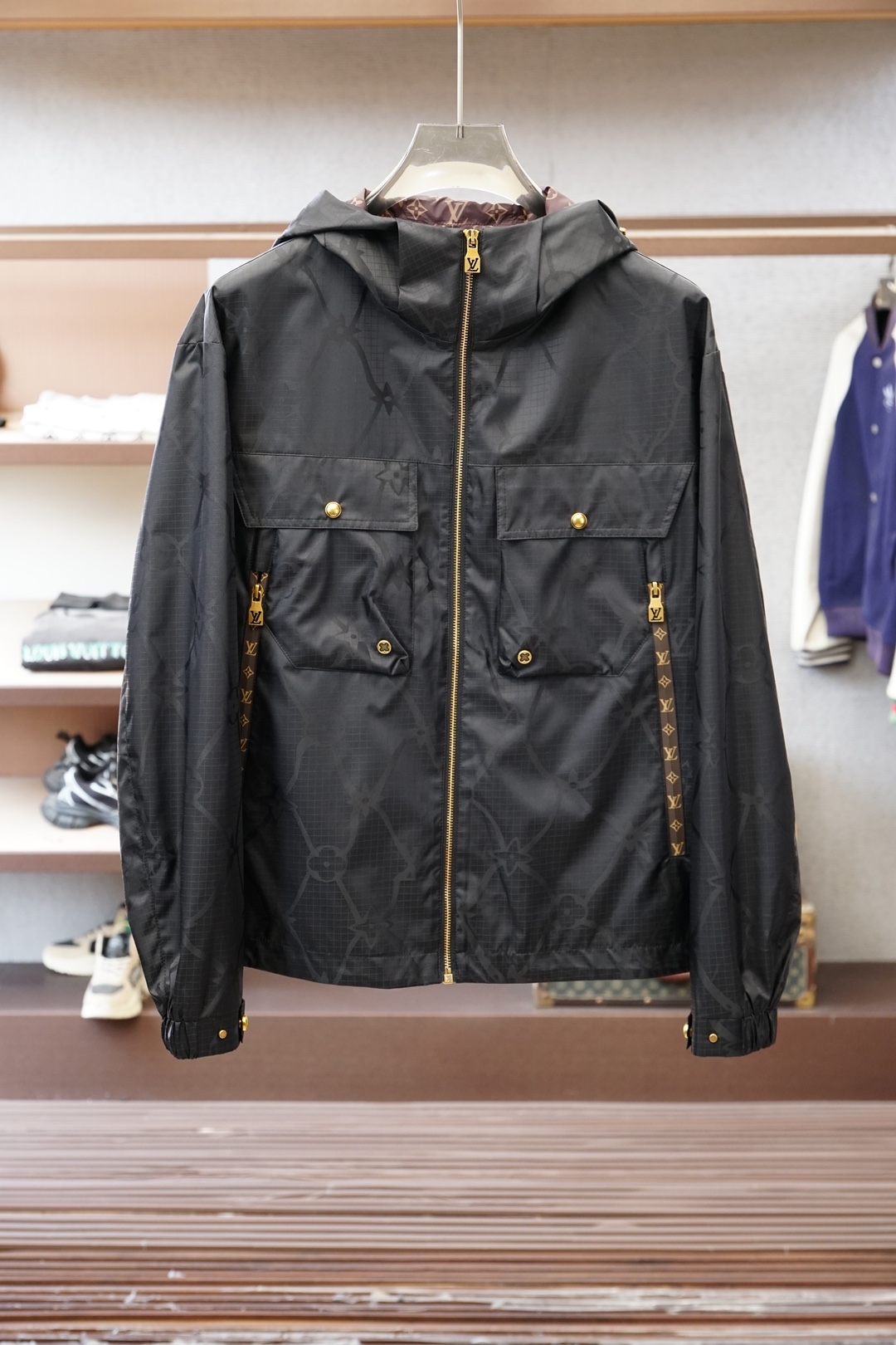Lv 2026ss春季新款夹克连帽外套，外层暗纹定制Logo内里经典图案，YKK五金全高端版本！高定专柜