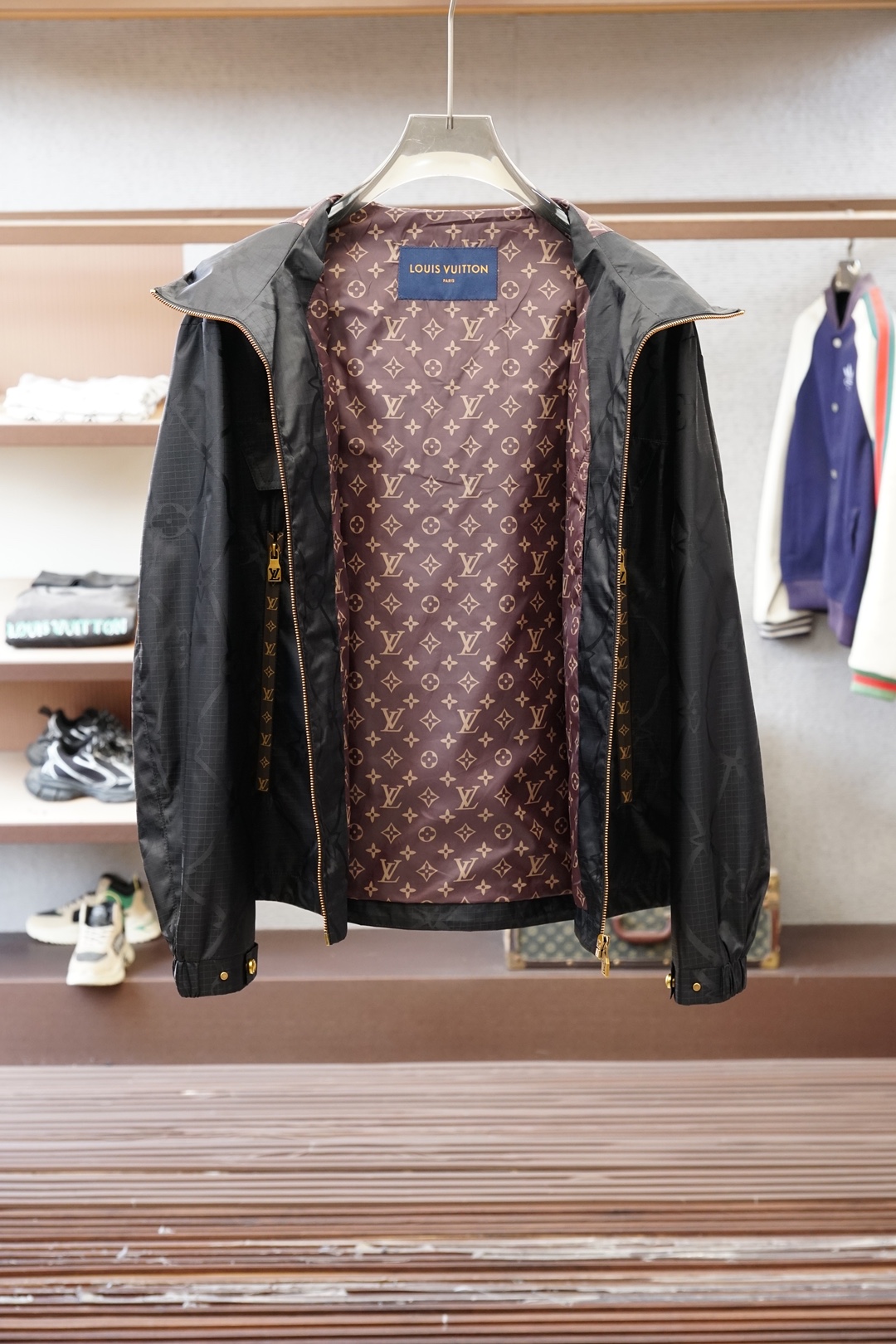 Lv 2026ss春季新款夹克连帽外套，外层暗纹定制Logo内里经典图案，YKK五金全高端版本！高定专柜