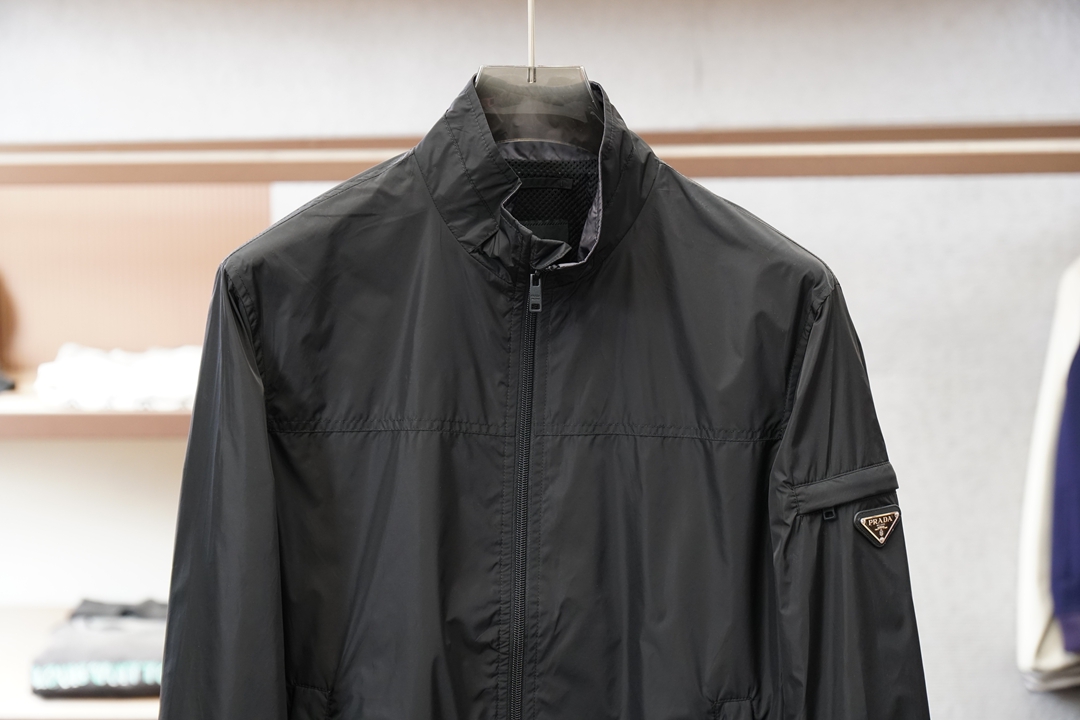 Prada普拉达/2026ss春季新款立领夹克外套全高端版本！袖子经典三角标高定专柜面料辅料，透气舒适度