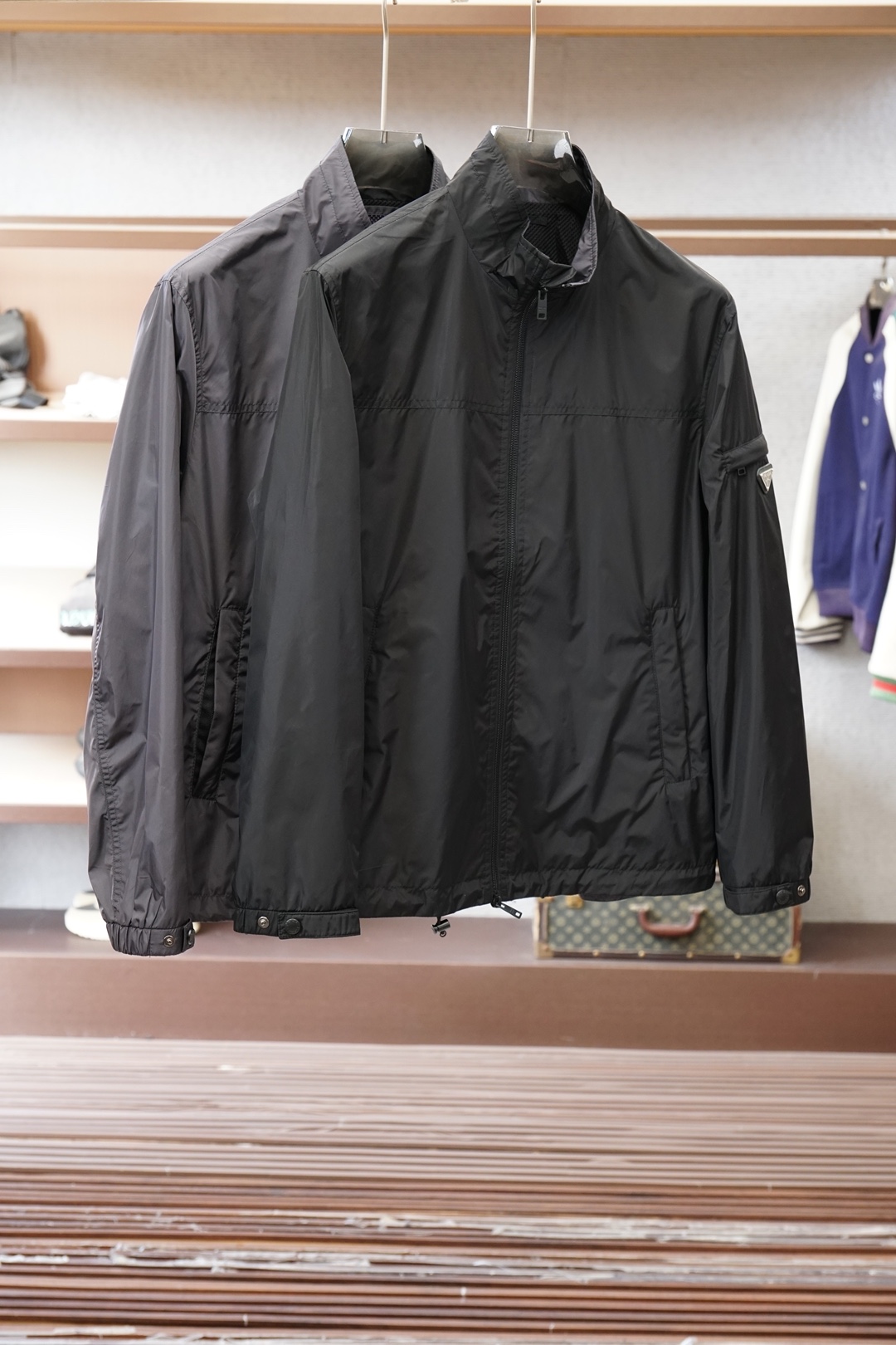 Prada普拉达/2026ss春季新款立领夹克外套全高端版本！袖子经典三角标高定专柜面料辅料，透气舒适度