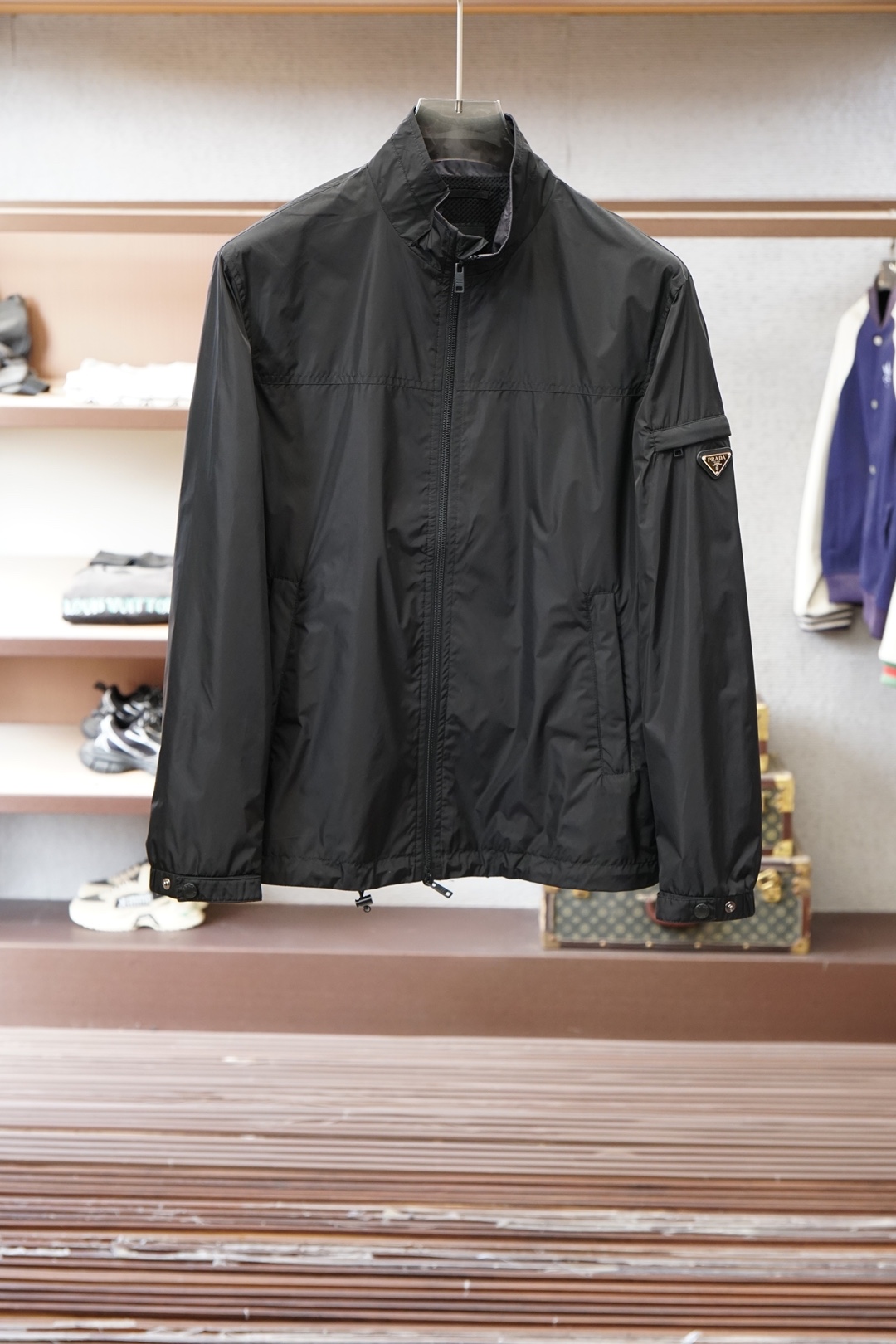 Prada普拉达/2026ss春季新款立领夹克外套全高端版本！袖子经典三角标高定专柜面料辅料，透气舒适度