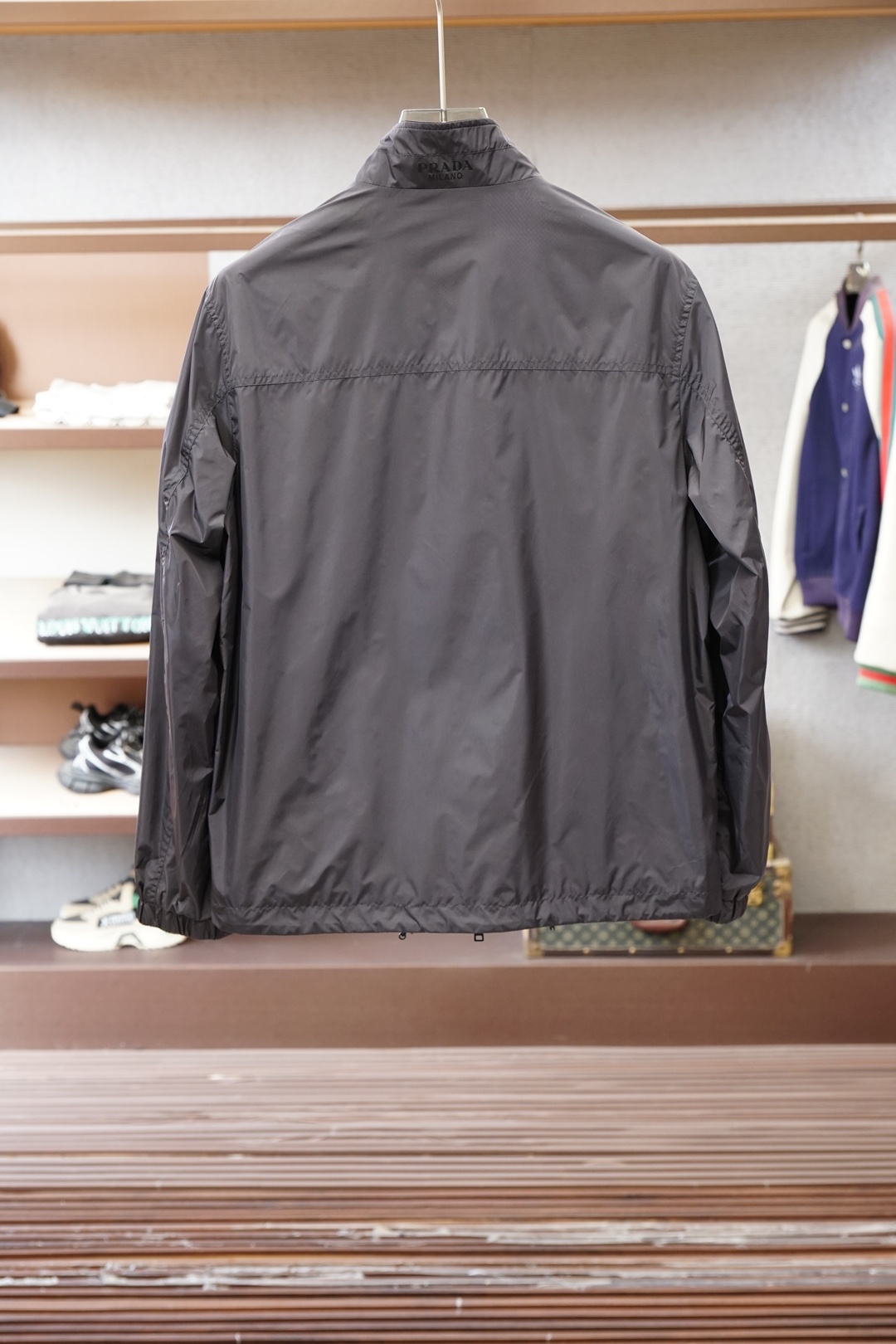 Prada普拉达/2026ss春季新款立领夹克外套全高端版本！袖子经典三角标高定专柜面料辅料，透气舒适度