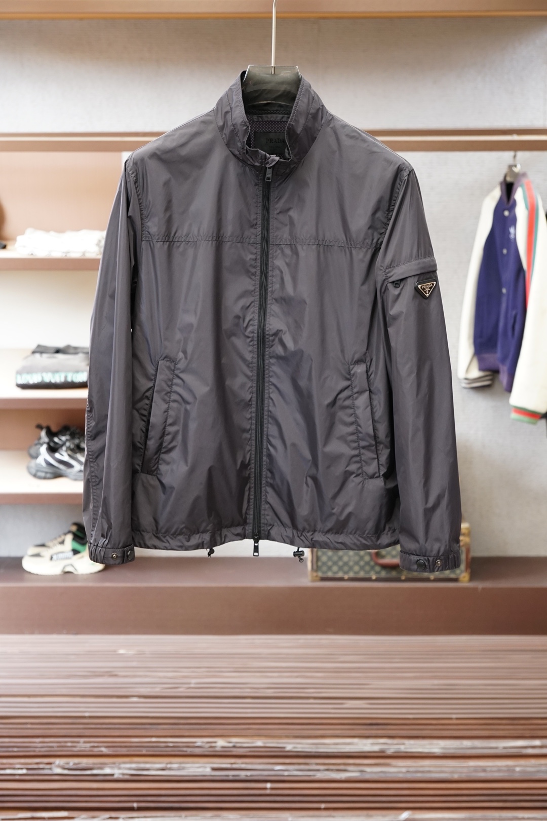 Prada普拉达/2026ss春季新款立领夹克外套全高端版本！袖子经典三角标高定专柜面料辅料，透气舒适度