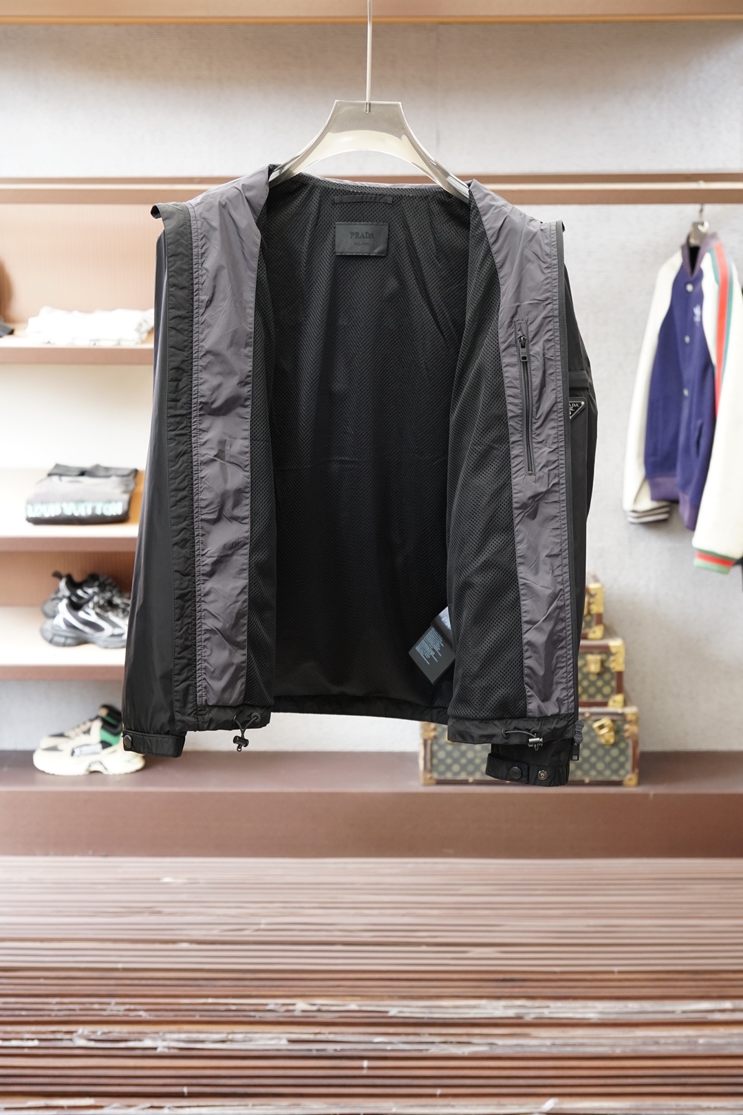 Prada普拉达/2026ss春季新款立领夹克外套全高端版本！袖子经典三角标高定专柜面料辅料，透气舒适度