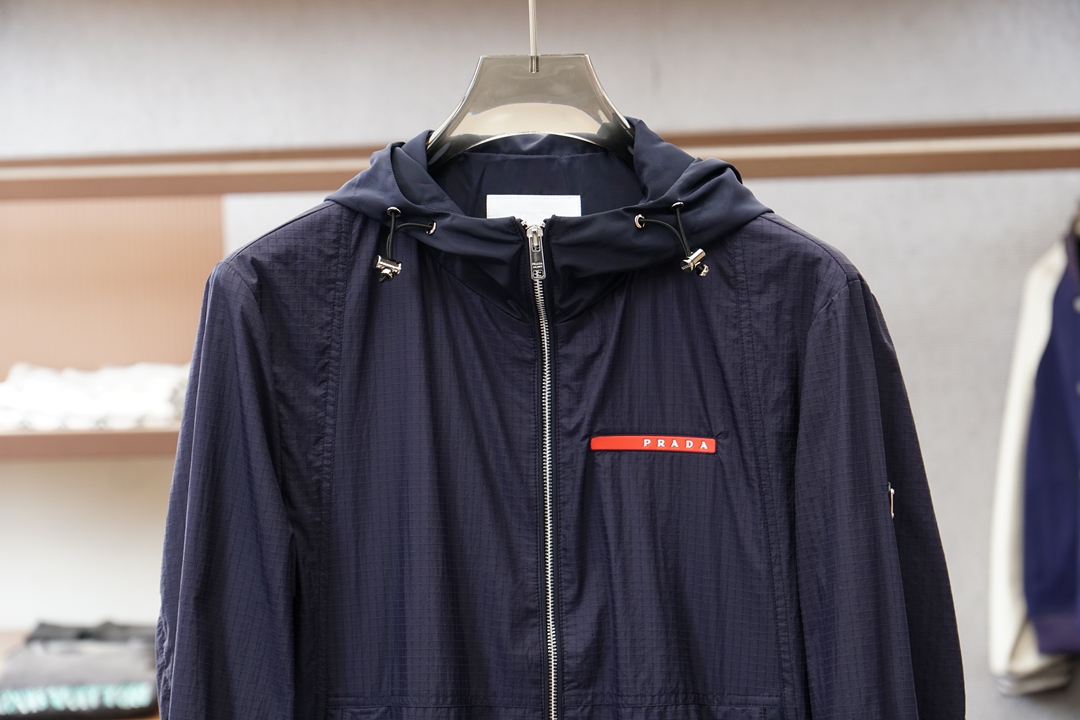 Prada普拉达/2026ss春季新款连帽夹克外套全高端版本！胸前三角标高定专柜面料辅料，透气舒适度高，