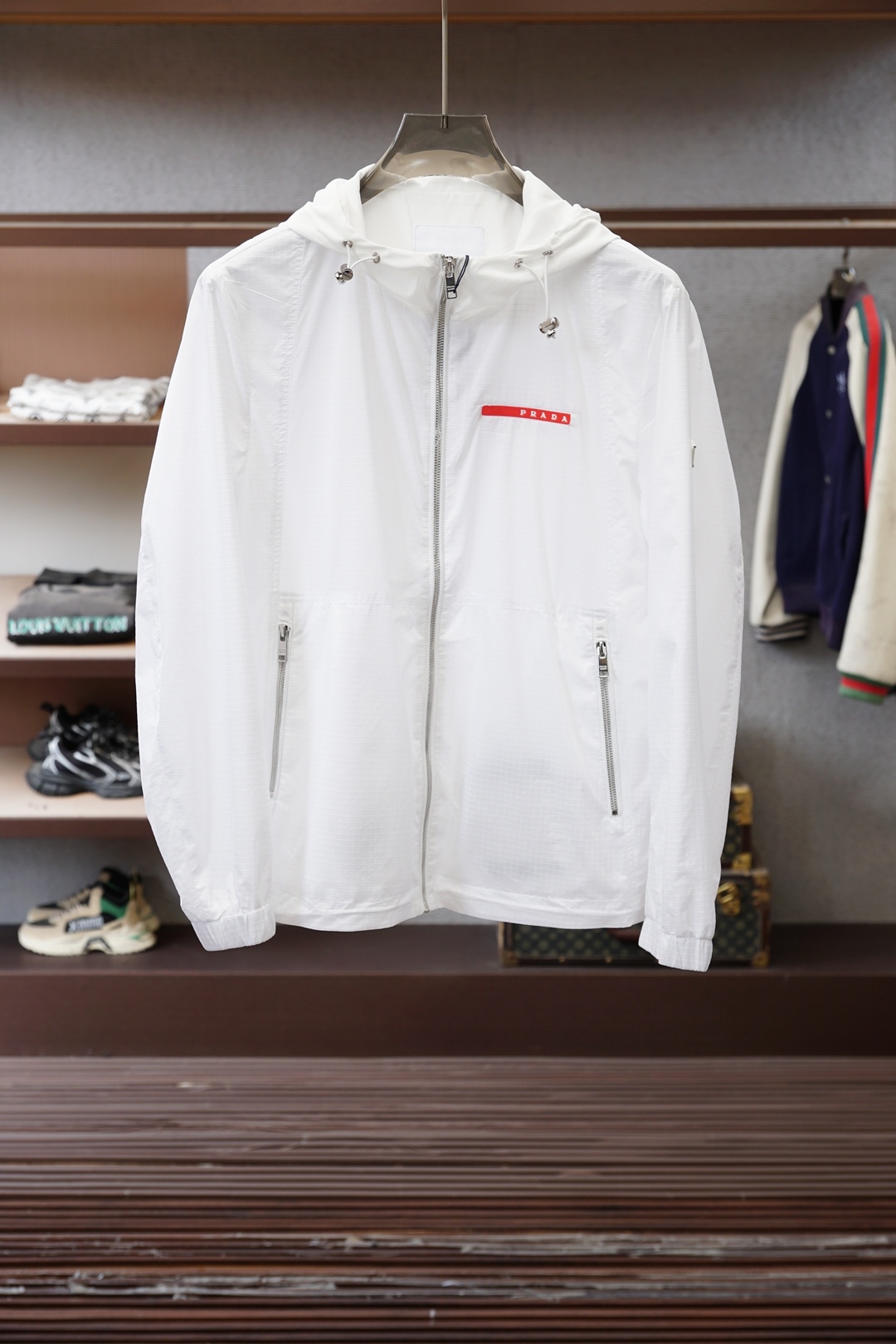 Prada普拉达/2026ss春季新款连帽夹克外套全高端版本！胸前三角标高定专柜面料辅料，透气舒适度高，