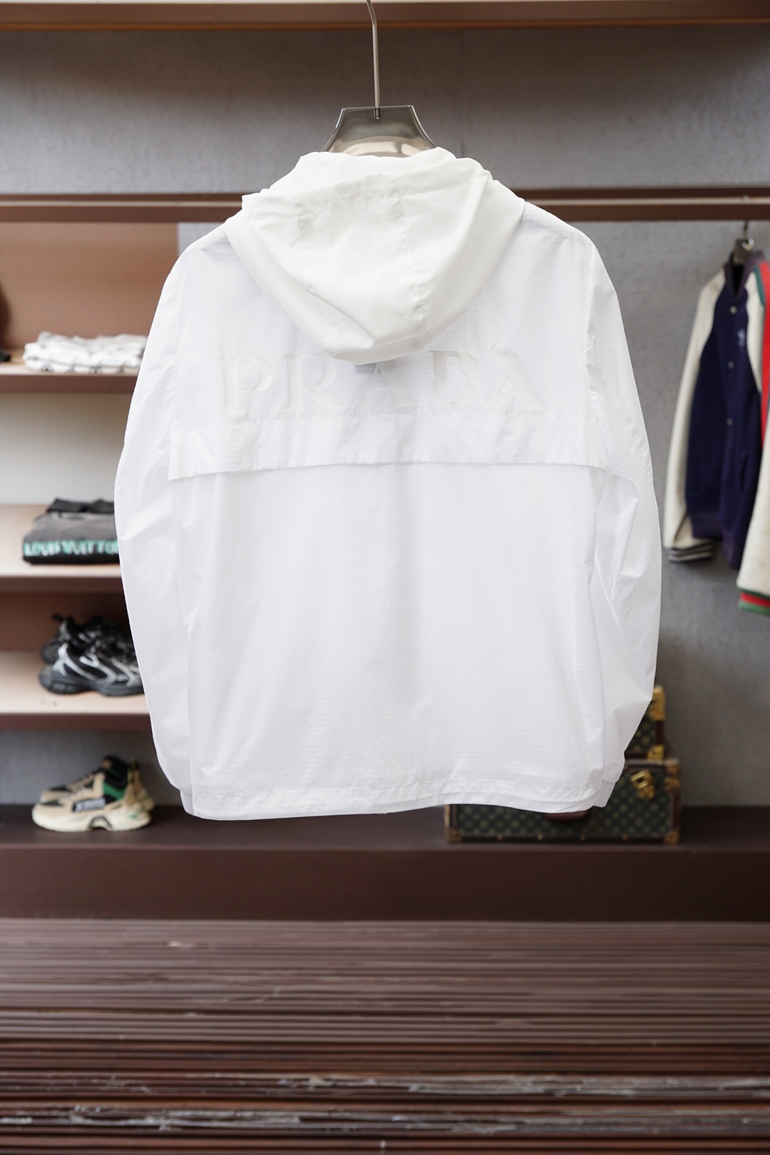 Prada普拉达/2026ss春季新款连帽夹克外套全高端版本！胸前三角标高定专柜面料辅料，透气舒适度高，