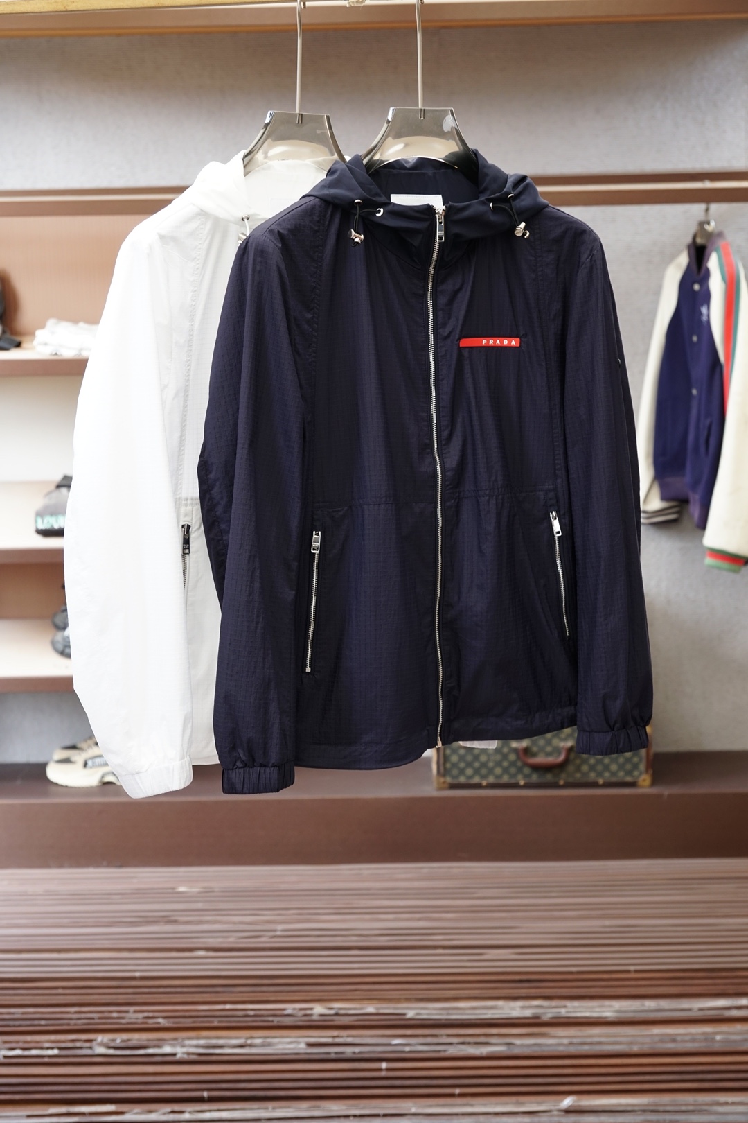 Prada普拉达/2026ss春季新款连帽夹克外套全高端版本！胸前三角标高定专柜面料辅料，透气舒适度高，