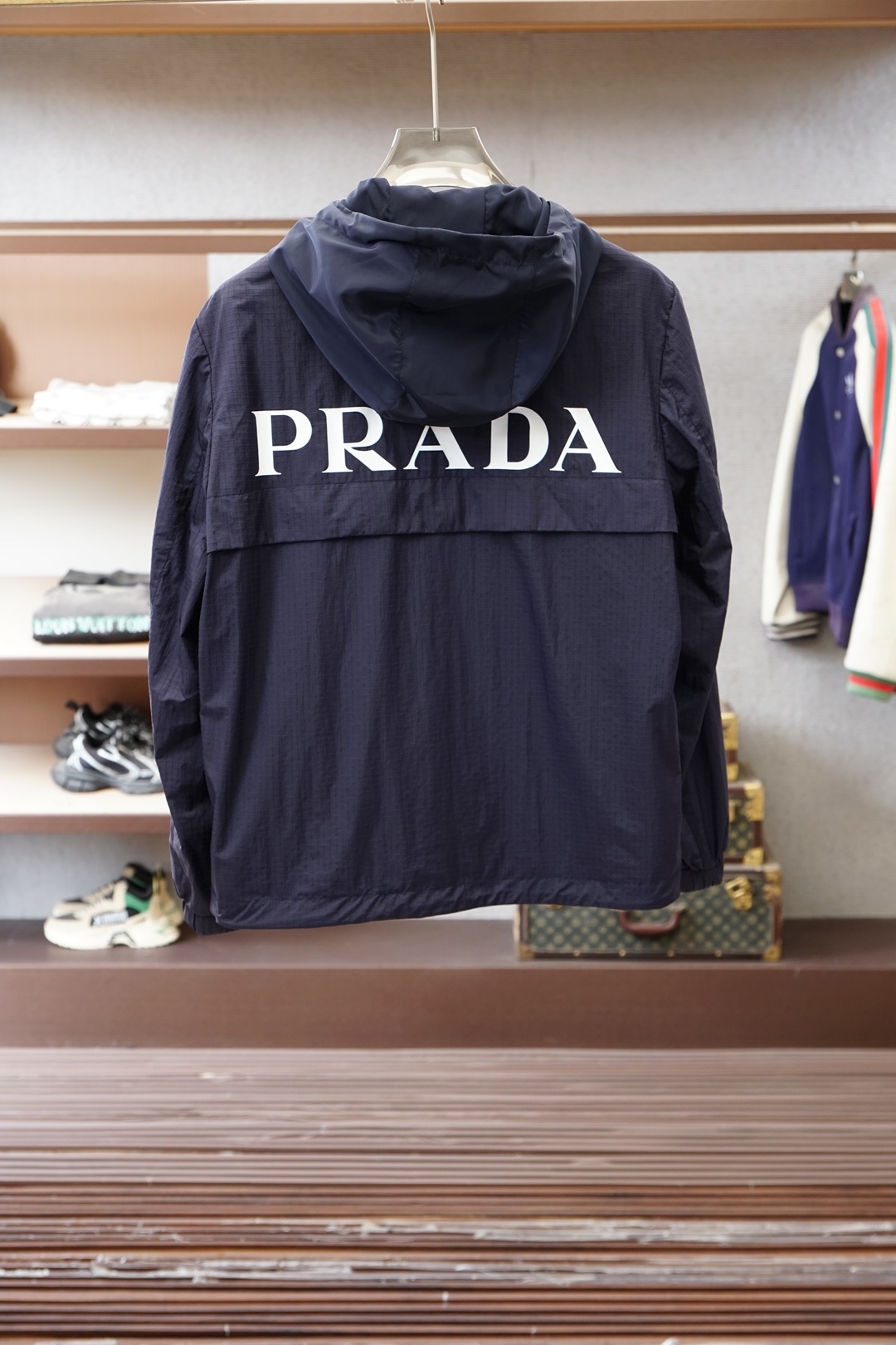 Prada普拉达/2026ss春季新款连帽夹克外套全高端版本！胸前三角标高定专柜面料辅料，透气舒适度高，