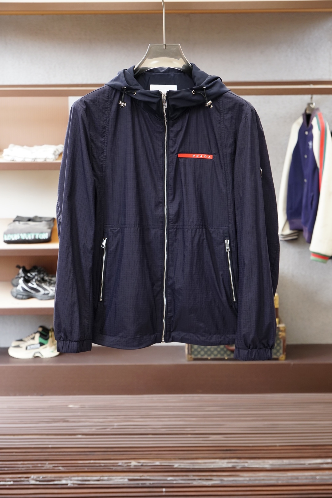 Prada普拉达/2026ss春季新款连帽夹克外套全高端版本！胸前三角标高定专柜面料辅料，透气舒适度高，