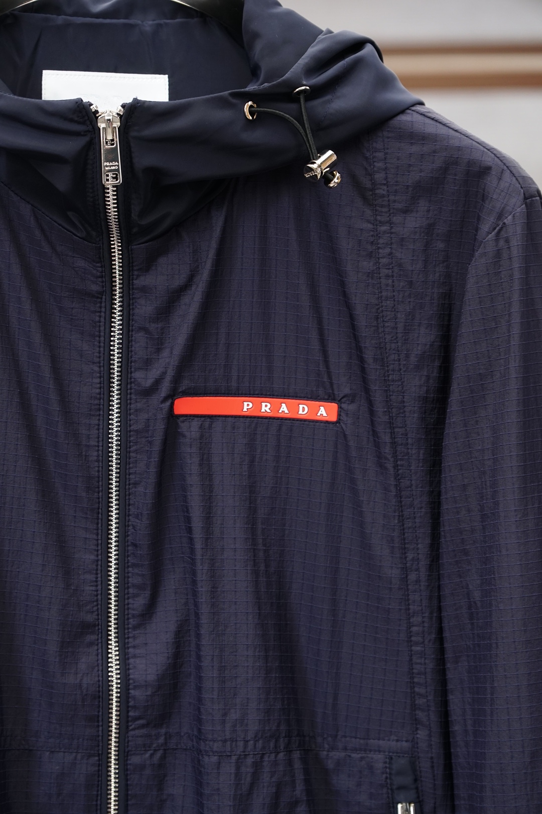 Prada普拉达/2026ss春季新款连帽夹克外套全高端版本！胸前三角标高定专柜面料辅料，透气舒适度高，