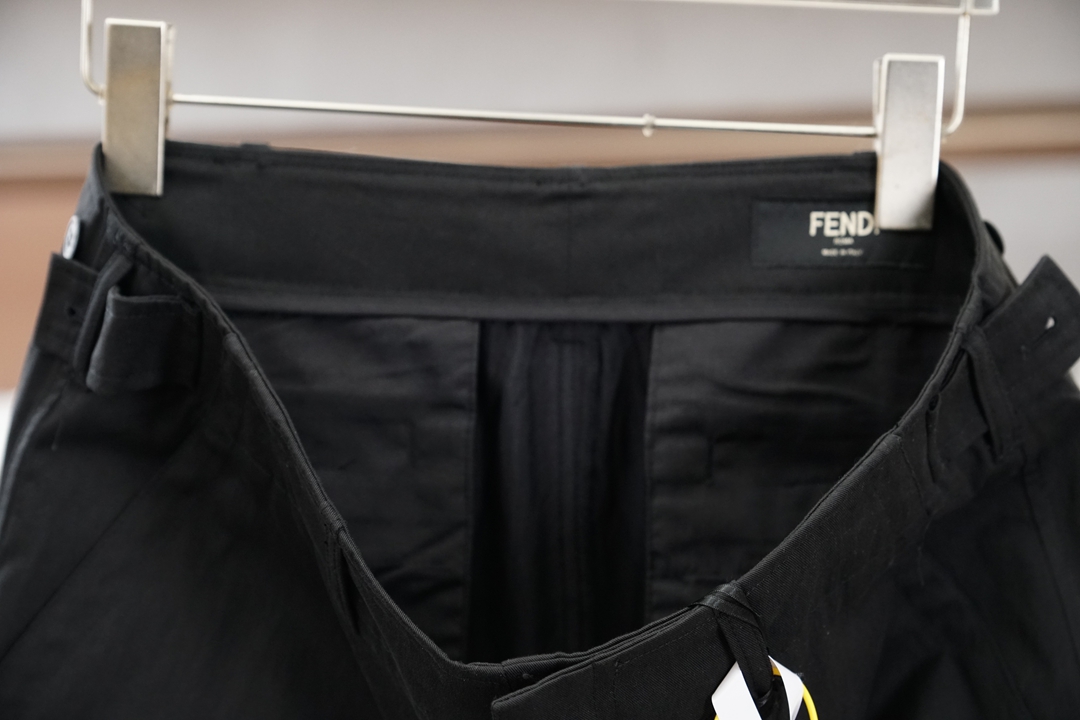 FENDI 芬迪/26SS华达呢腰带环拉链双FF贴袋工装长裤正品9500购入开发，60支锦绵混纺斜纹面料