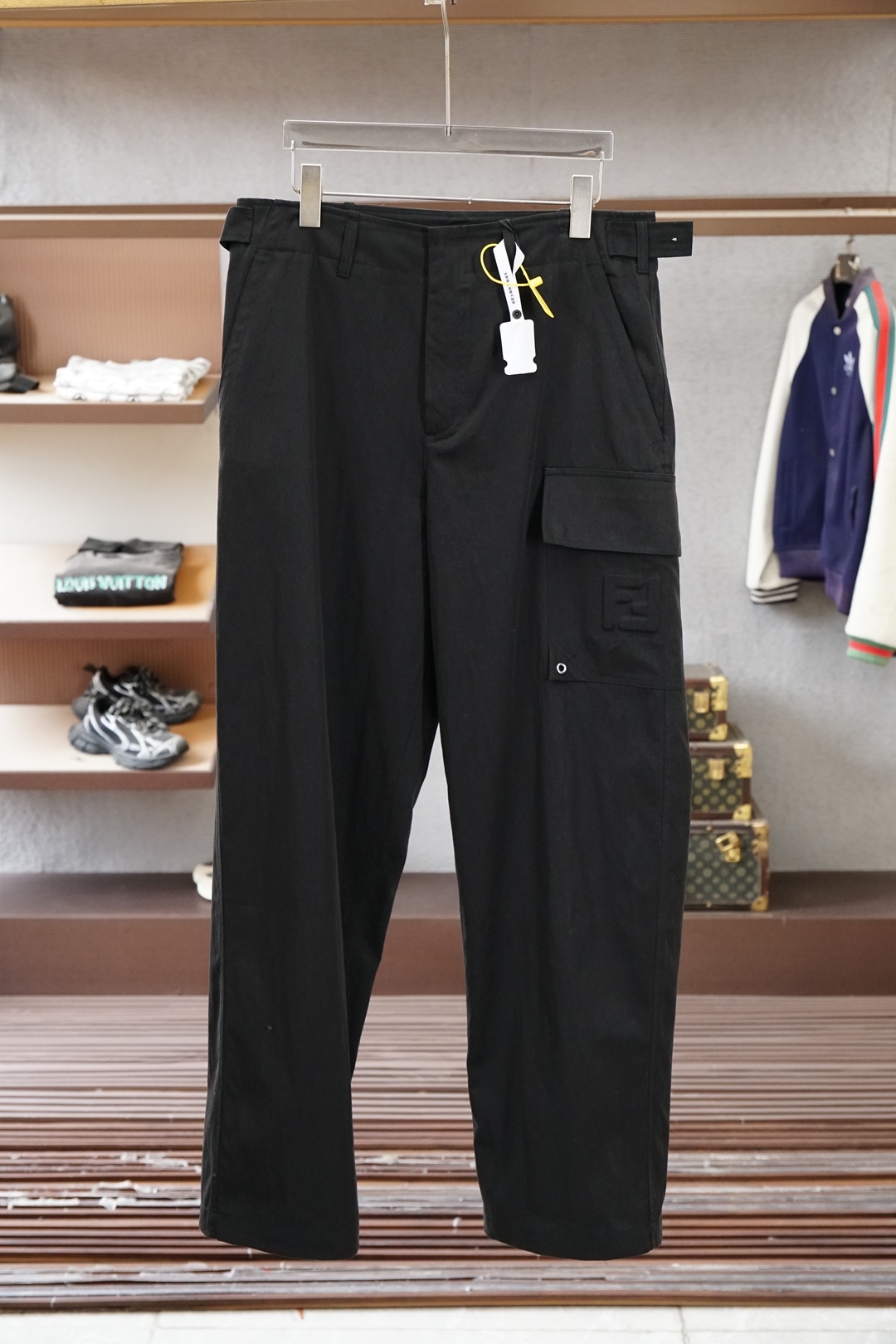 FENDI 芬迪/26SS华达呢腰带环拉链双FF贴袋工装长裤正品9500购入开发，60支锦绵混纺斜纹面料