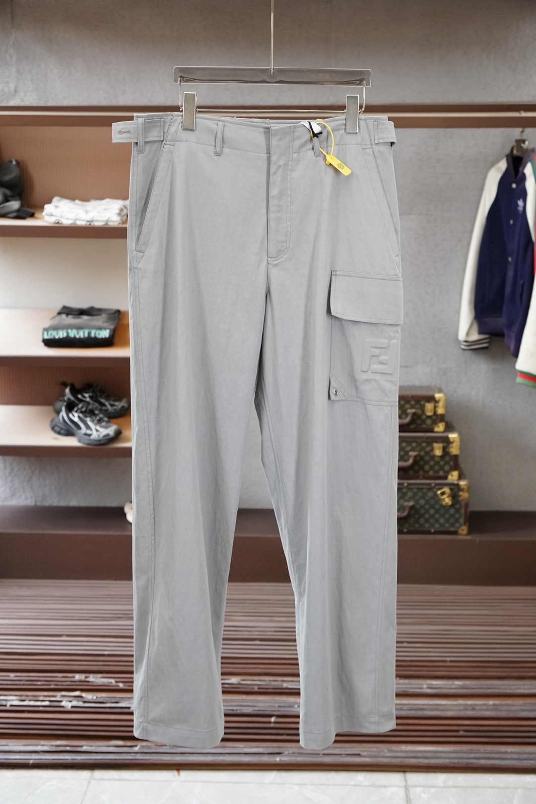 FENDI 芬迪/26SS华达呢腰带环拉链双FF贴袋工装长裤正品9500购入开发，60支锦绵混纺斜纹面料
