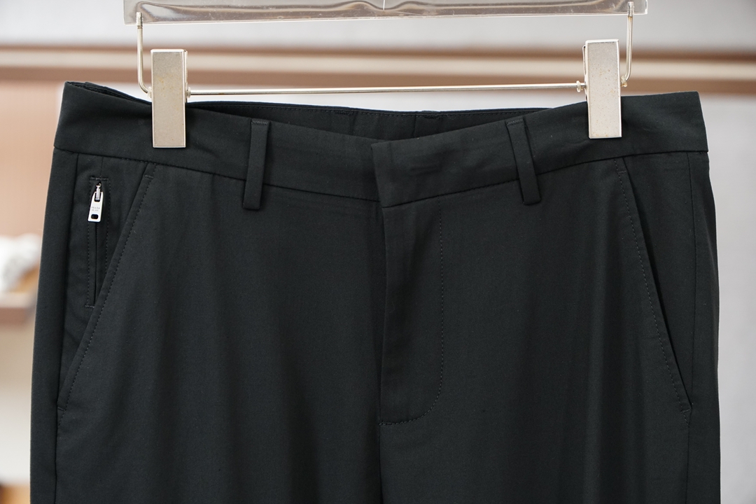 普拉达2026ss 早春新品 Prada/普拉达、男士棉质、羊毛混纺长裤颜色: 灰色、黑色码数:30 3