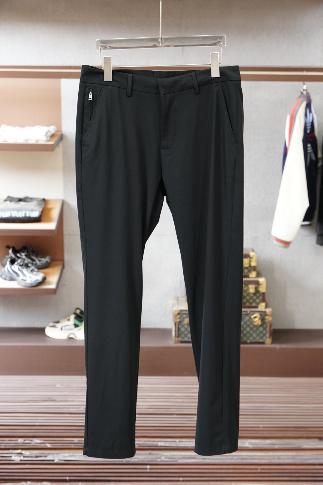 普拉达2026ss 早春新品 Prada/普拉达、男士棉质、羊毛混纺长裤颜色: 灰色、黑色码数:30 3