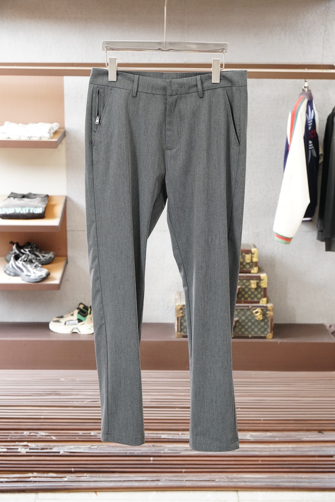 普拉达2026ss 早春新品 Prada/普拉达、男士棉质、羊毛混纺长裤颜色: 灰色、黑色码数:30 3