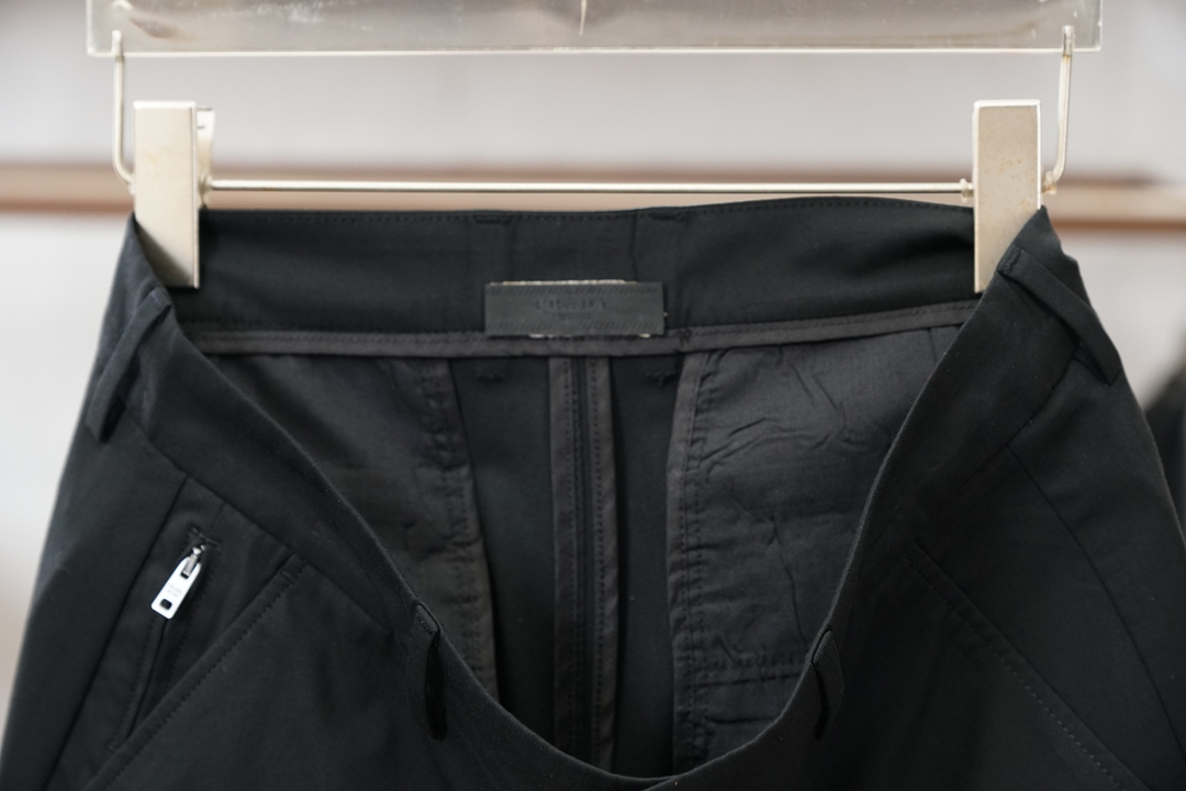 普拉达2026ss 早春新品 Prada/普拉达、男士棉质、羊毛混纺长裤颜色: 灰色、黑色码数:30 3