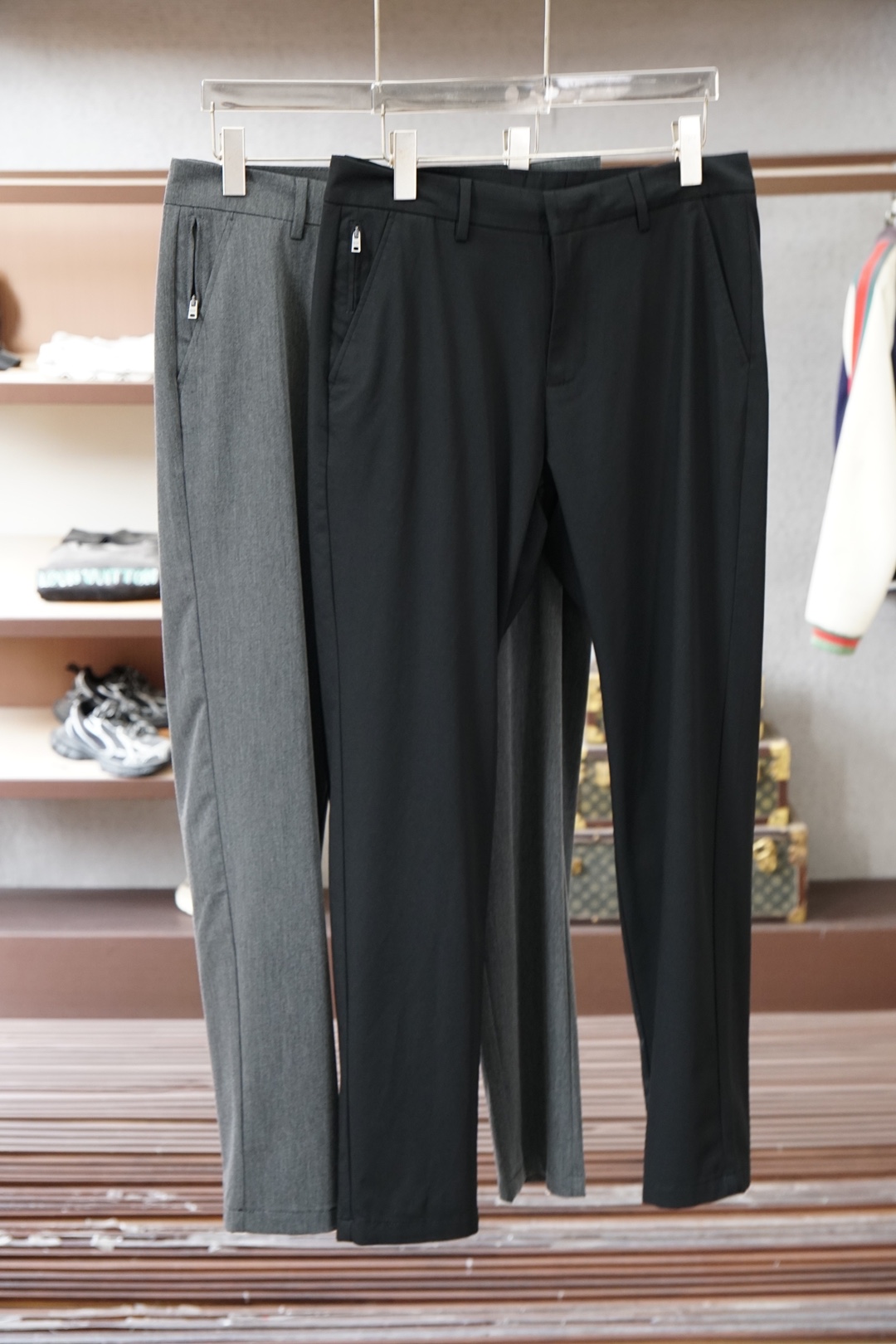 普拉达2026ss 早春新品 Prada/普拉达、男士棉质、羊毛混纺长裤颜色: 灰色、黑色码数:30 3